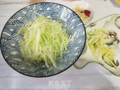 Make radish egg soup step 1