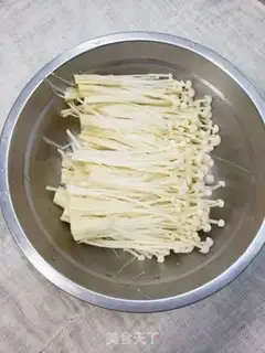 Make Tomato fishballs, gill mushroom fans step 1