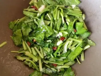 Make Garlic peppers and oil sprouts step 5