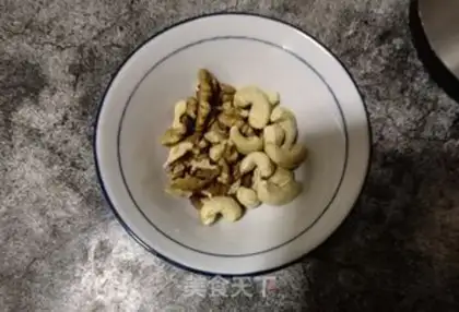 Make walnut cashew and red date soy sauce step 0
