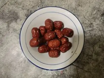 Make walnut cashew and red date soy sauce step 1
