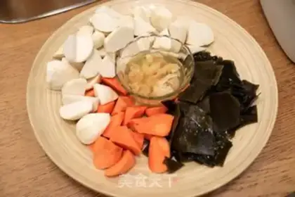 Make Potato-head seaweed soup step 1
