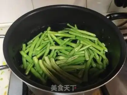 Make Noodles for ducked bean horns step 1
