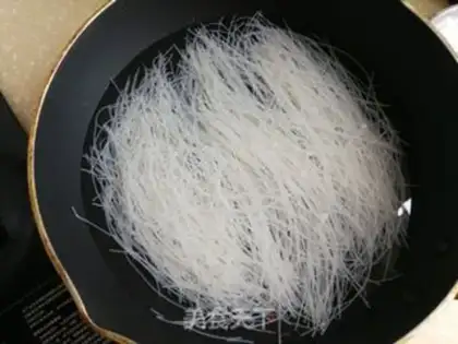Make Snacked rice noodles step 1