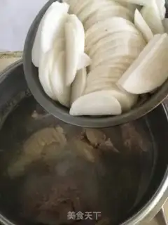 Make Roach and lamb soup step 2