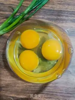 Make Onion fried eggs step 1