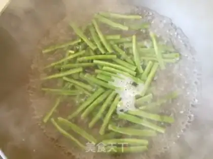 Make Soybeans and pine nuts step 1