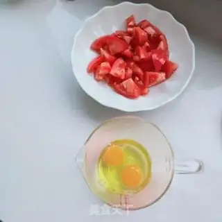 Make Eggs and cheese and tomatoes step 0