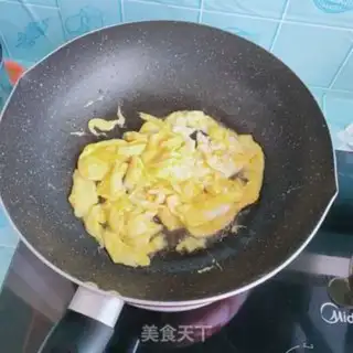 Make Eggs and cheese and tomatoes step 2