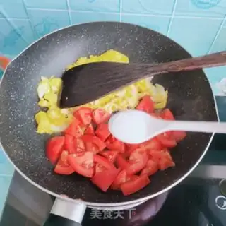 Make Eggs and cheese and tomatoes step 4