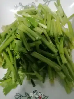 Make Celery fried meat step 0