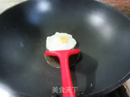 Make Egg-covered fish noodles step 1