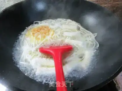Make Egg-covered fish noodles step 2
