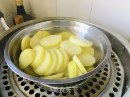 Make Pour the mashed potatoes step 1
