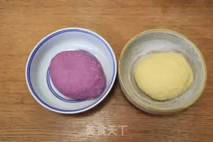 Make Double-colour embroidery step 1