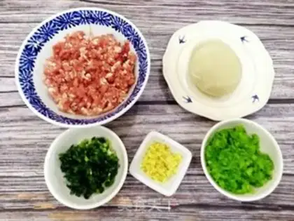 Make Celery pork dumplings step 2