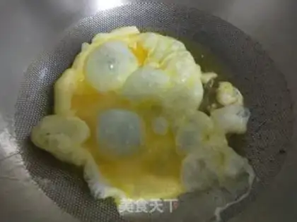 Make Squeeze the sausage eggs step 1