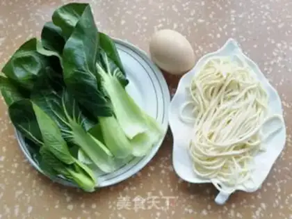 Make The green egg knocks the meat noodles step 1
