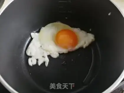 Make The green egg knocks the meat noodles step 2