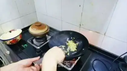 Make Tomato egg noodles step 1