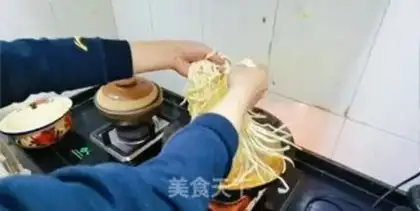 Make Tomato egg noodles step 6