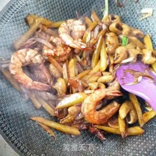 Make Dry-pot intestines shrimp step 16