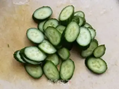 Make Dutch cucumber fried eggs step 1