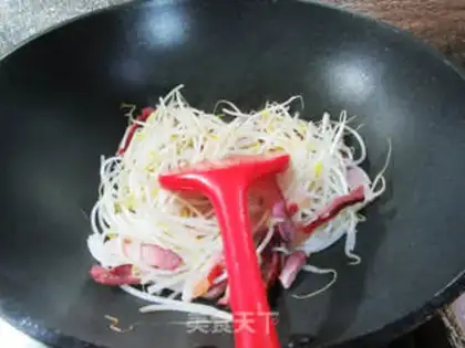 Make Soy sauce, green bean sprouts step 3