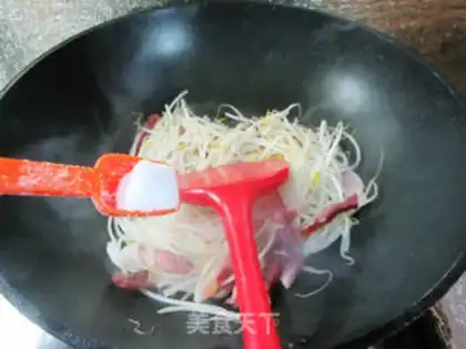 Make Soy sauce, green bean sprouts step 4