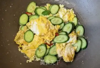 Make Dutch cucumber fried eggs step 7