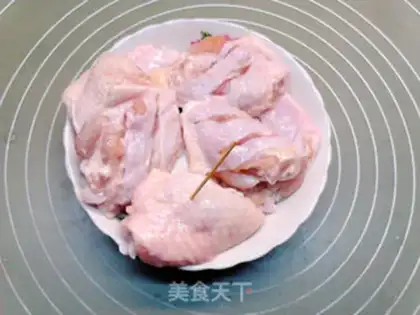Make Green pepper steamed chicken wings step 1