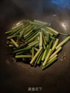 Make Garlic fried eggs step 8