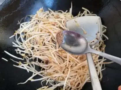 Make The green bean sprouts step 4