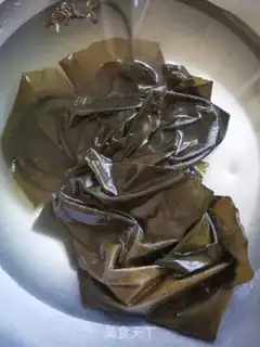 Make Tofu seaweed soup step 0