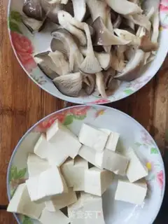 Make Tofu seaweed soup step 1