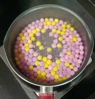 Make A red sugar round step 2