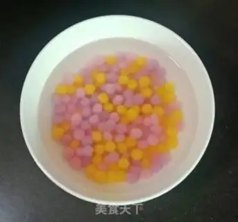 Make A red sugar round step 3