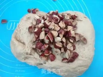 Make "Red sugar dates with bouquets." step 4