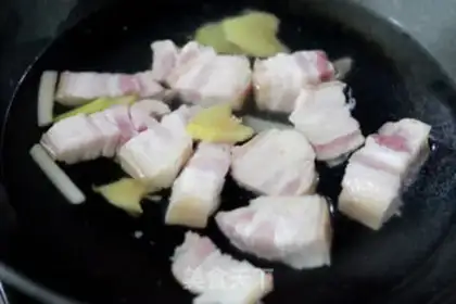 Make The fragrance of sauce step 1