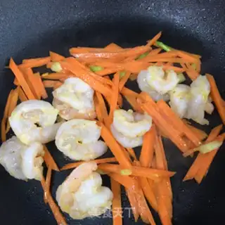 Make Shrimp carrot fried eggs step 6
