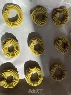 Make Christmas ring cookies step 9