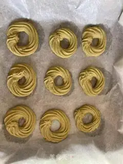Make Christmas ring cookies step 10