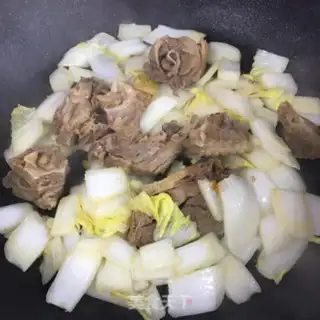 Make Old duck cabbage noodles step 4