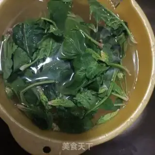 Make Spinach with golden needle mushrooms step 5