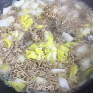 Make Old duck cabbage noodles step 6