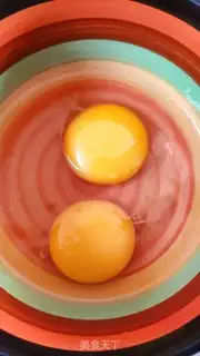 Make Garlic fried eggs step 1