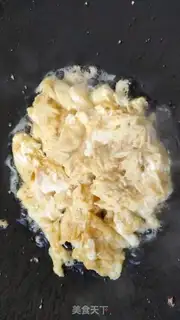 Make Garlic fried eggs step 4