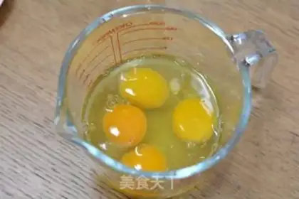 Make Sweet and salty eggs step 1