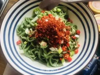 Make Spicy spinach noodles step 9