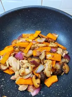 Make Pumpkin chicken-leg rice step 3